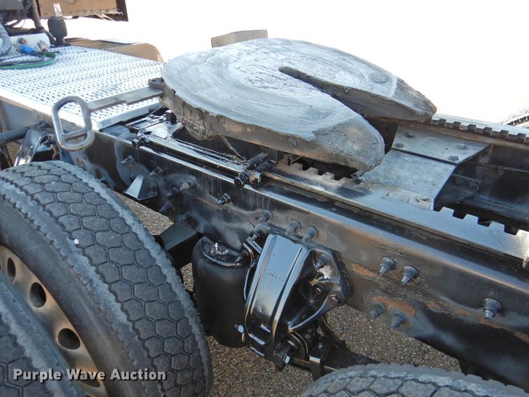 image for item DM8991 2014 Peterbilt 388  semi truck