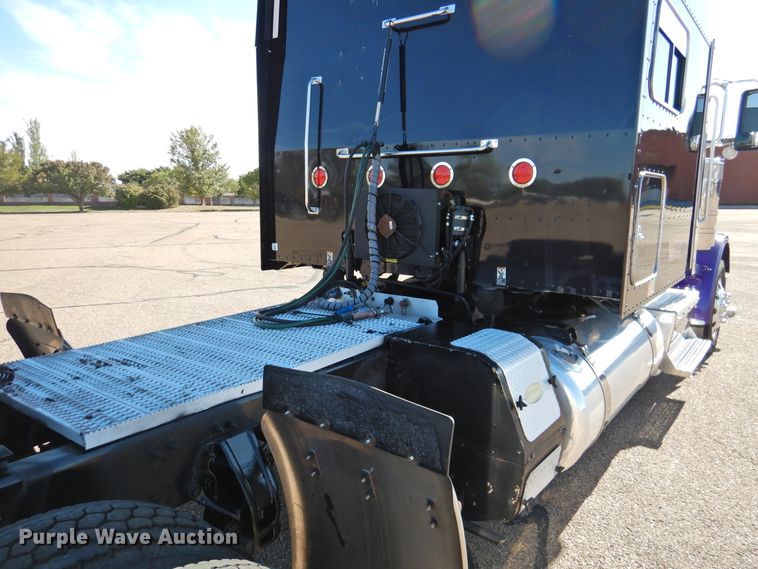 image for item DM8991 2014 Peterbilt 388  semi truck