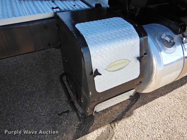 image for item DM8991 2014 Peterbilt 388  semi truck