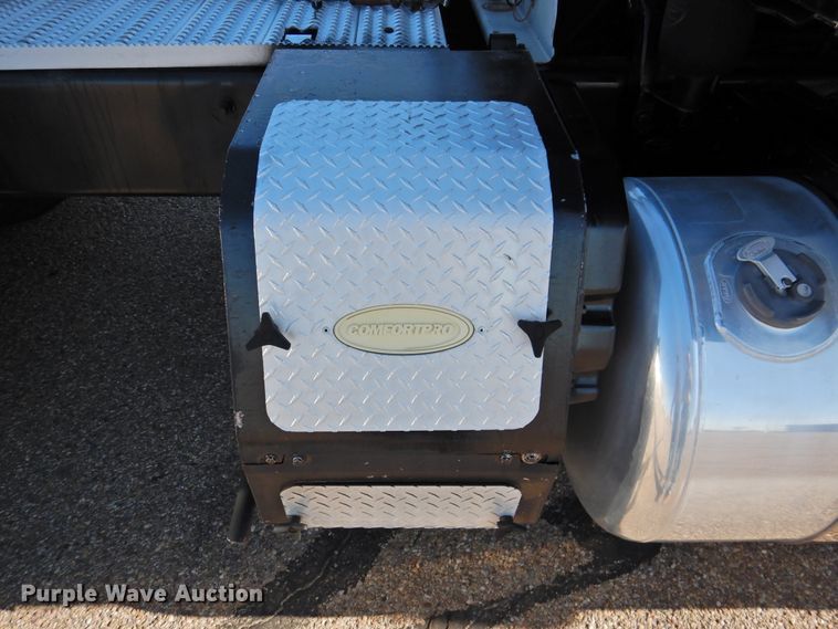 image for item DM8991 2014 Peterbilt 388  semi truck