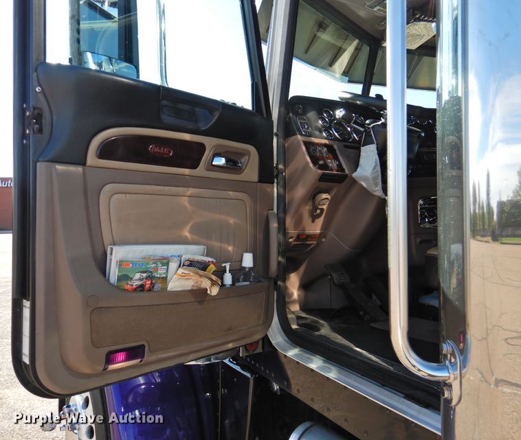 image for item DM8991 2014 Peterbilt 388  semi truck