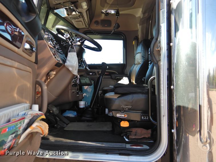 image for item DM8991 2014 Peterbilt 388  semi truck