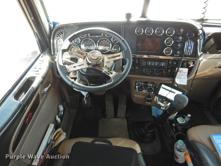 image for item DM8991 2014 Peterbilt 388  semi truck