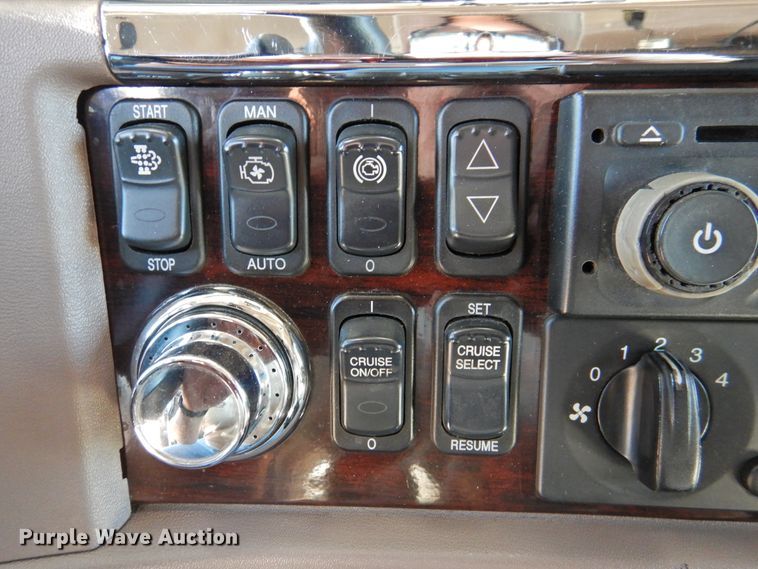 image for item DM8991 2014 Peterbilt 388  semi truck