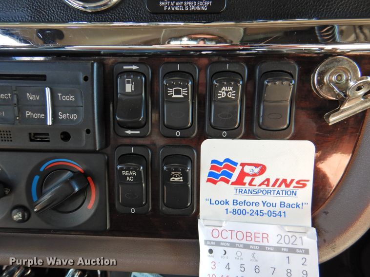 image for item DM8991 2014 Peterbilt 388  semi truck