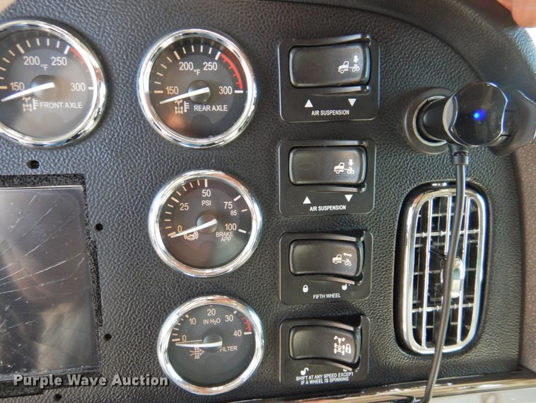 image for item DM8991 2014 Peterbilt 388  semi truck