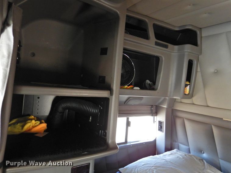 image for item DM8991 2014 Peterbilt 388  semi truck