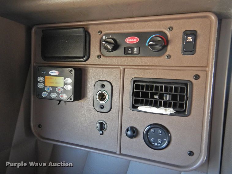 image for item DM8991 2014 Peterbilt 388  semi truck