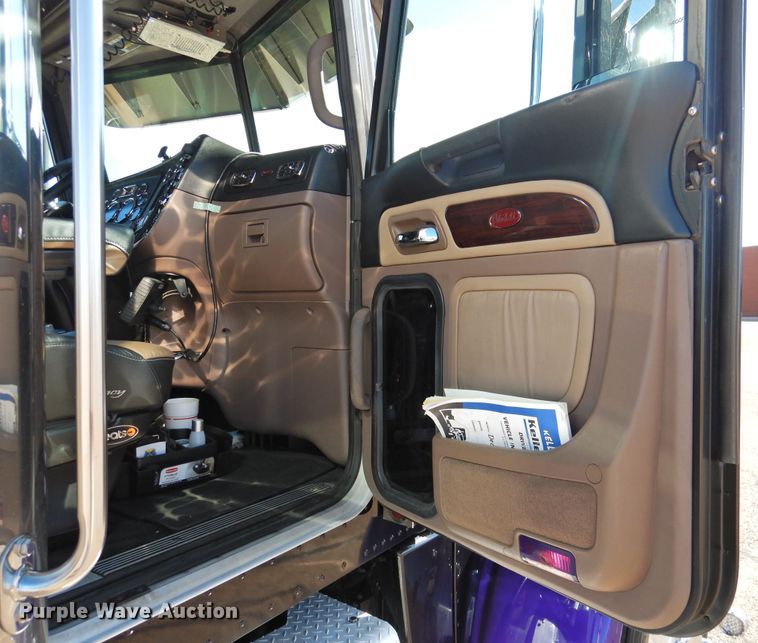 image for item DM8991 2014 Peterbilt 388  semi truck