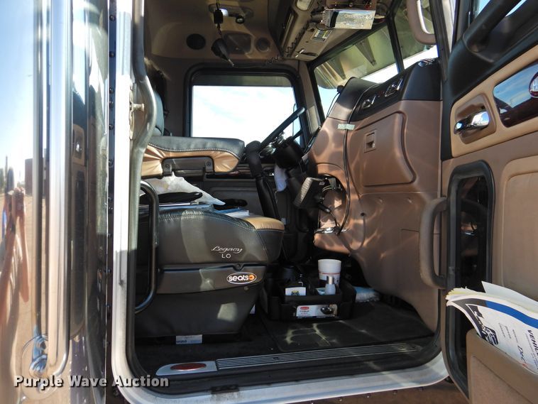 image for item DM8991 2014 Peterbilt 388  semi truck