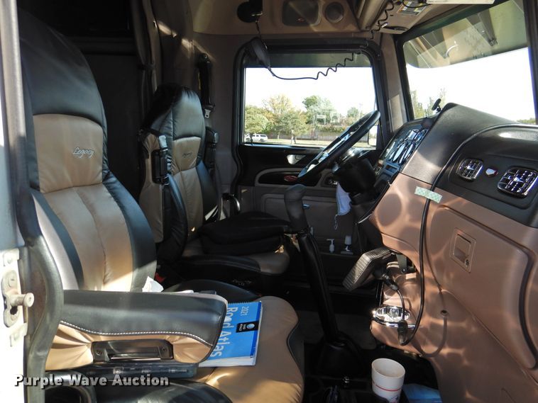 image for item DM8991 2014 Peterbilt 388  semi truck