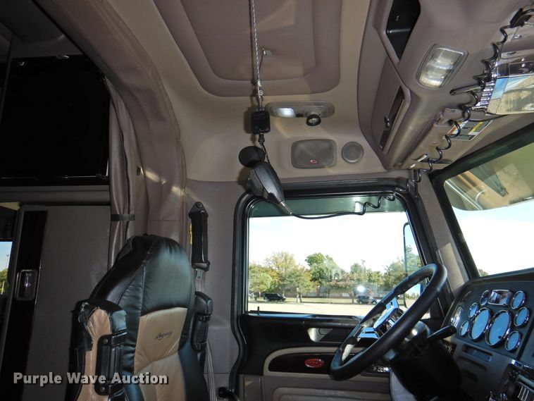 image for item DM8991 2014 Peterbilt 388  semi truck