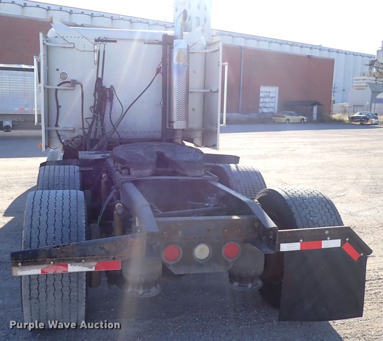 image for item DN2173 2000 Freightliner FLD120  semi truck