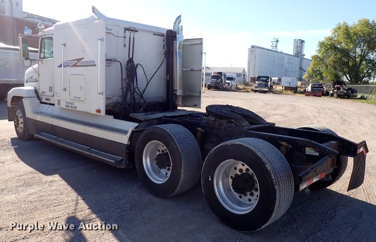 image for item DN2173 2000 Freightliner FLD120  semi truck