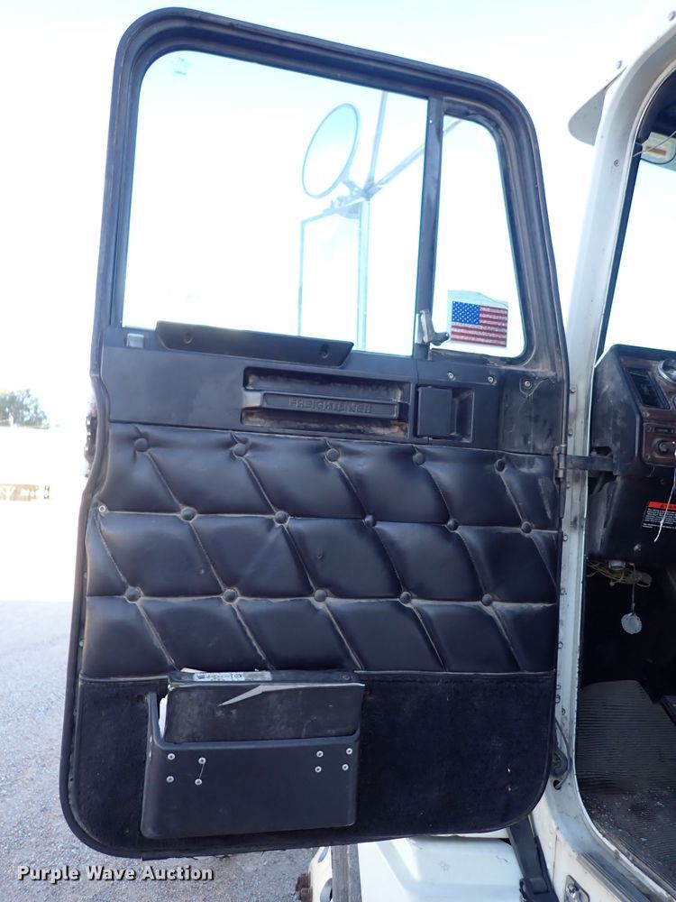 image for item DN2173 2000 Freightliner FLD120  semi truck