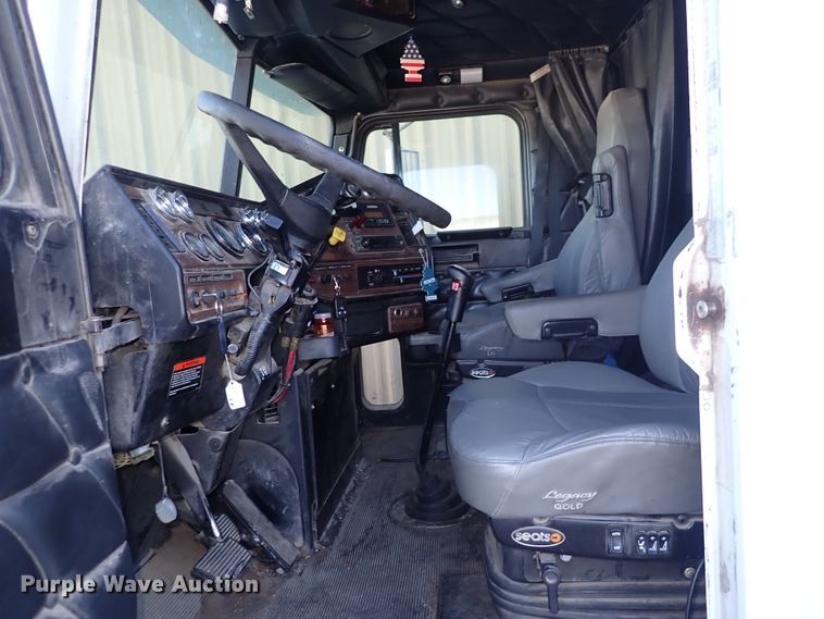 image for item DN2173 2000 Freightliner FLD120  semi truck