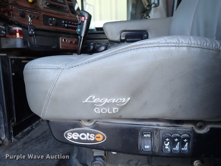 image for item DN2173 2000 Freightliner FLD120  semi truck