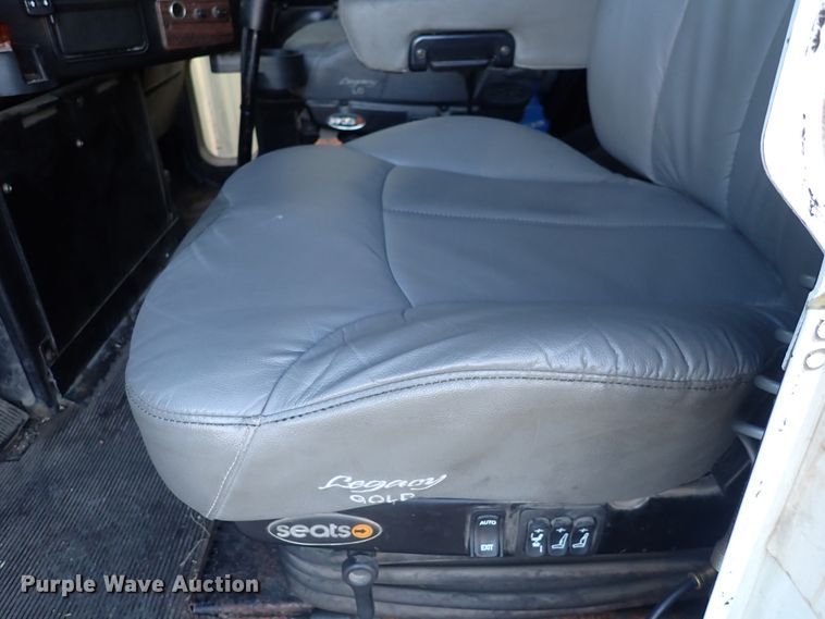 image for item DN2173 2000 Freightliner FLD120  semi truck