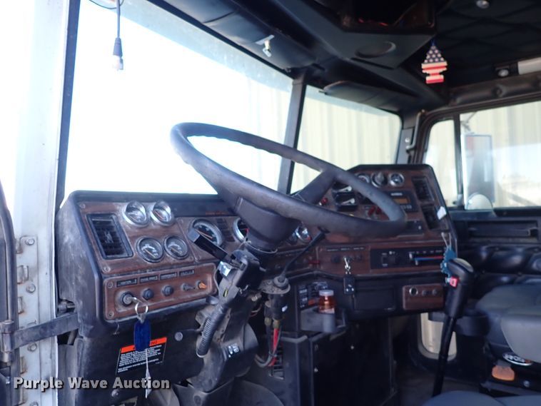 image for item DN2173 2000 Freightliner FLD120  semi truck