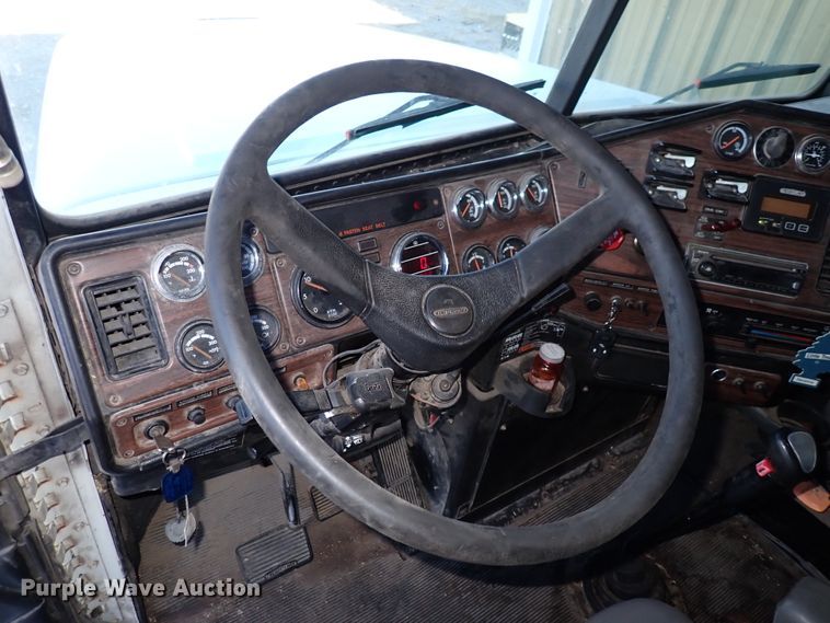 image for item DN2173 2000 Freightliner FLD120  semi truck