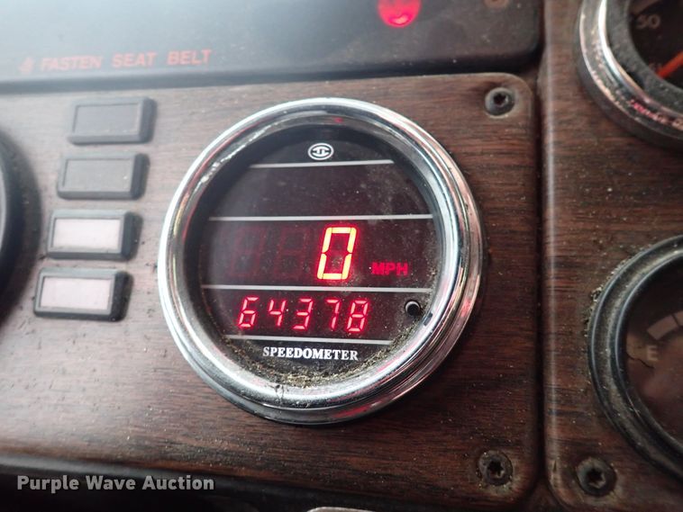 image for item DN2173 2000 Freightliner FLD120  semi truck