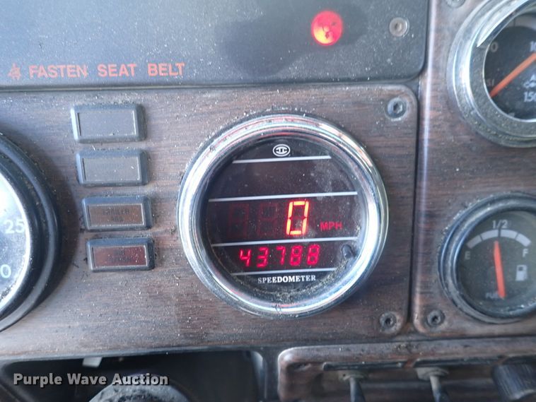 image for item DN2173 2000 Freightliner FLD120  semi truck