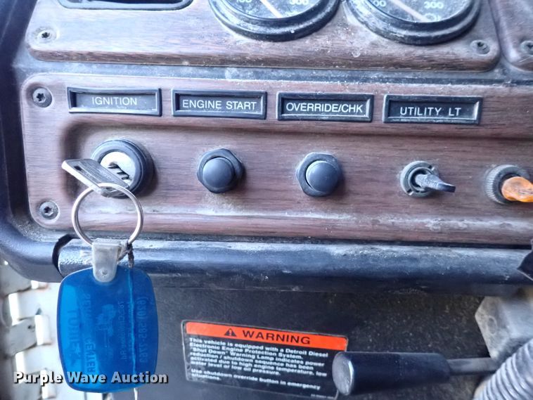 image for item DN2173 2000 Freightliner FLD120  semi truck