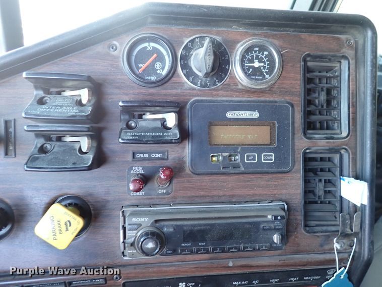 image for item DN2173 2000 Freightliner FLD120  semi truck