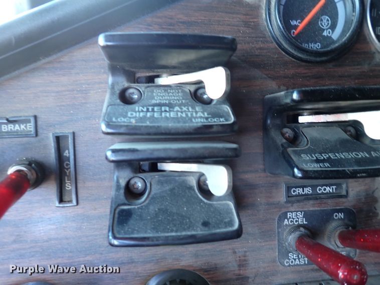 image for item DN2173 2000 Freightliner FLD120  semi truck