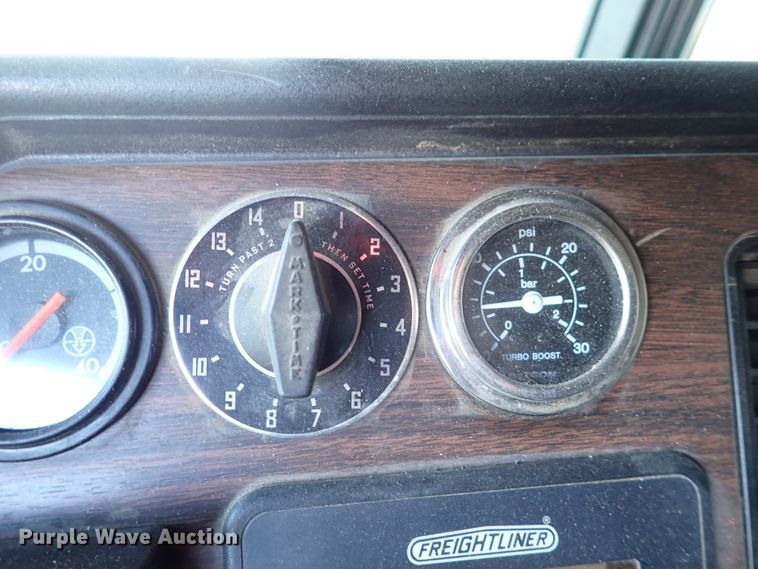 image for item DN2173 2000 Freightliner FLD120  semi truck