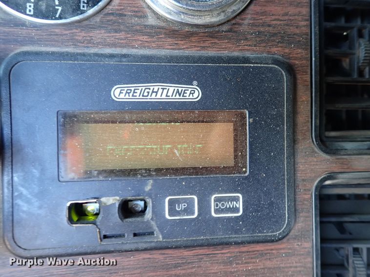 image for item DN2173 2000 Freightliner FLD120  semi truck