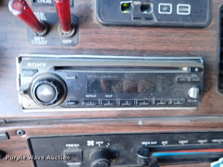 image for item DN2173 2000 Freightliner FLD120  semi truck