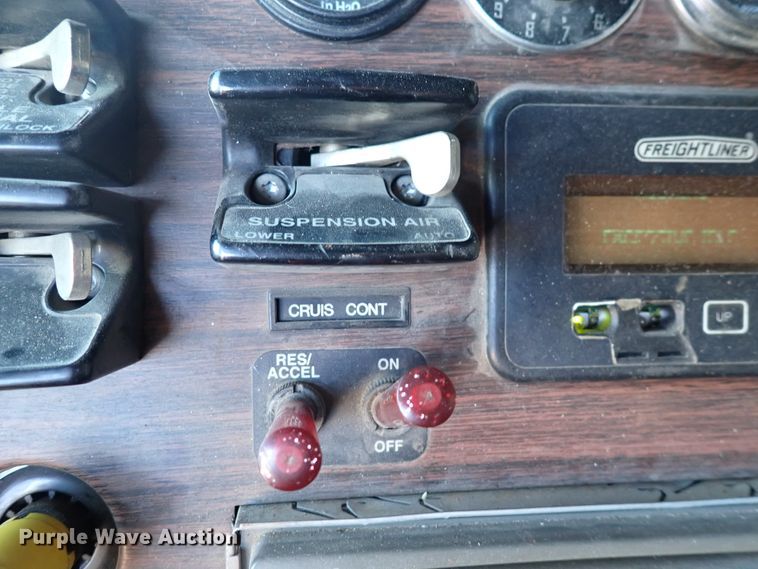 image for item DN2173 2000 Freightliner FLD120  semi truck