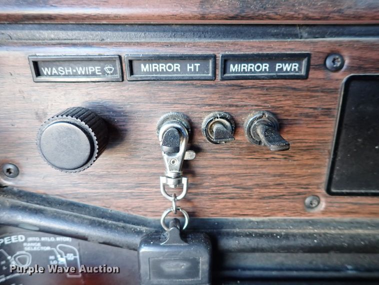 image for item DN2173 2000 Freightliner FLD120  semi truck