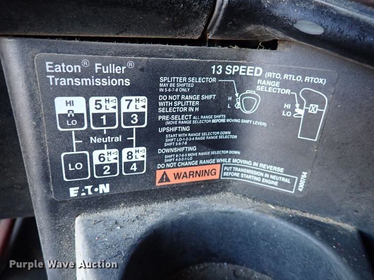 image for item DN2173 2000 Freightliner FLD120  semi truck