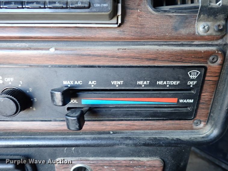 image for item DN2173 2000 Freightliner FLD120  semi truck