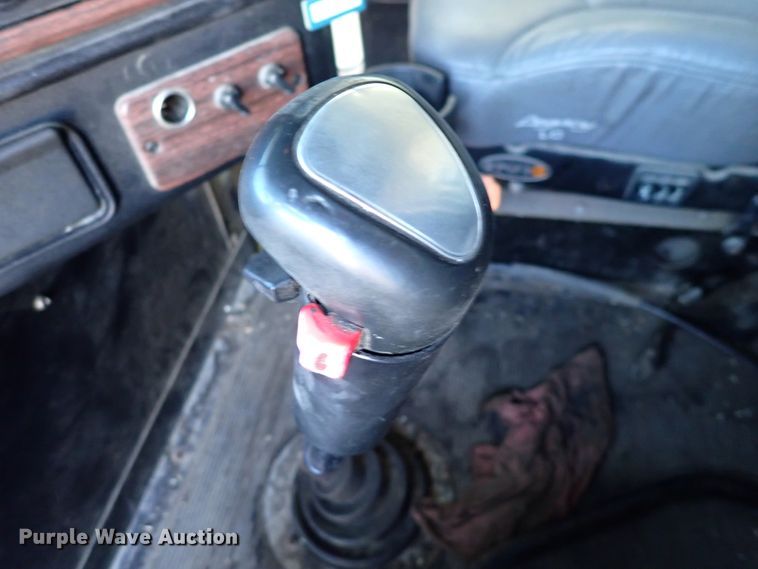 image for item DN2173 2000 Freightliner FLD120  semi truck