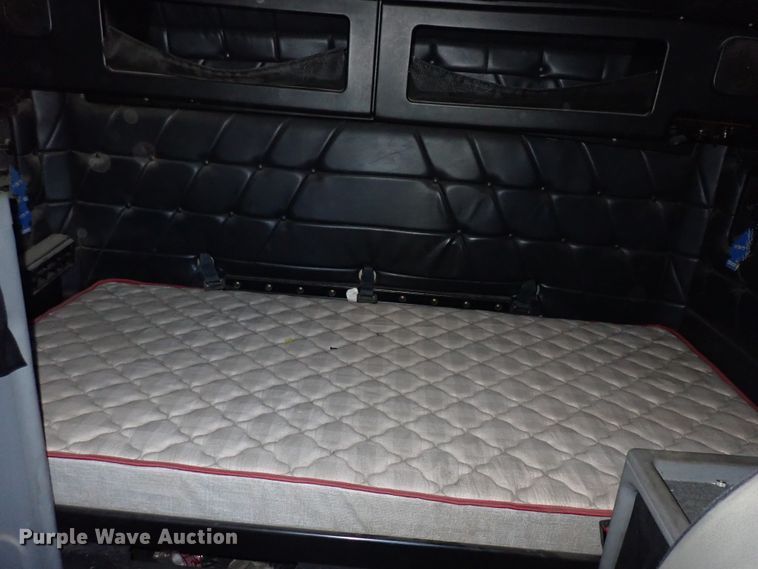 image for item DN2173 2000 Freightliner FLD120  semi truck