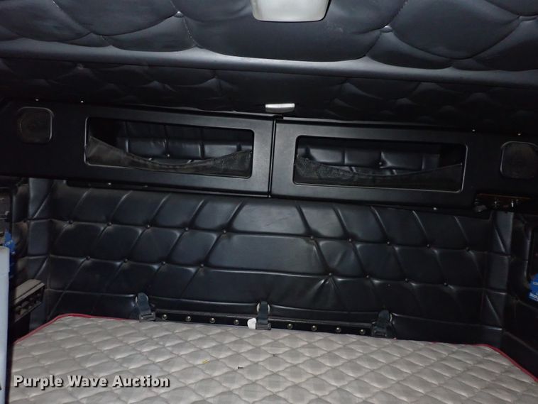 image for item DN2173 2000 Freightliner FLD120  semi truck