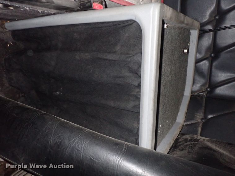 image for item DN2173 2000 Freightliner FLD120  semi truck