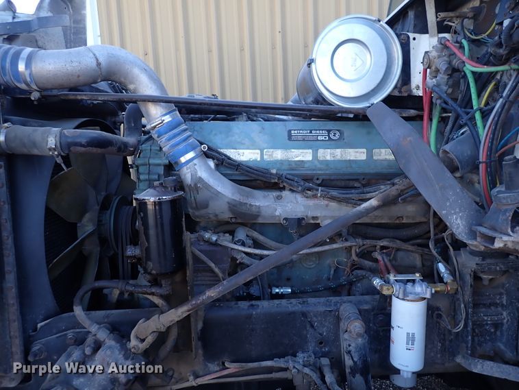 image for item DN2173 2000 Freightliner FLD120  semi truck