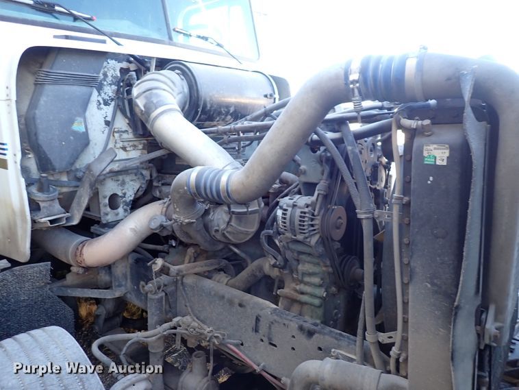 image for item DN2173 2000 Freightliner FLD120  semi truck