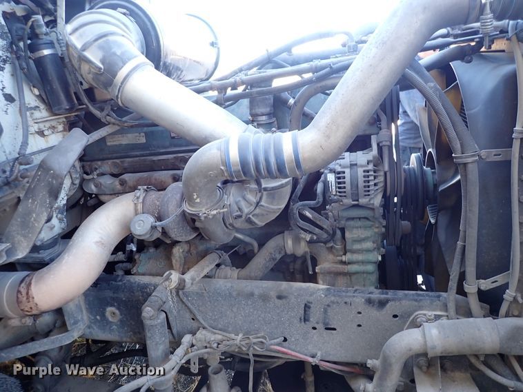 image for item DN2173 2000 Freightliner FLD120  semi truck