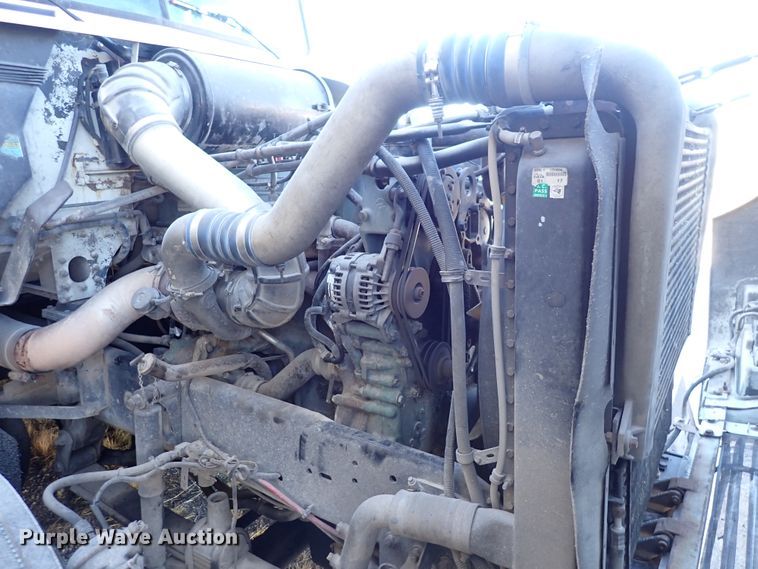 image for item DN2173 2000 Freightliner FLD120  semi truck