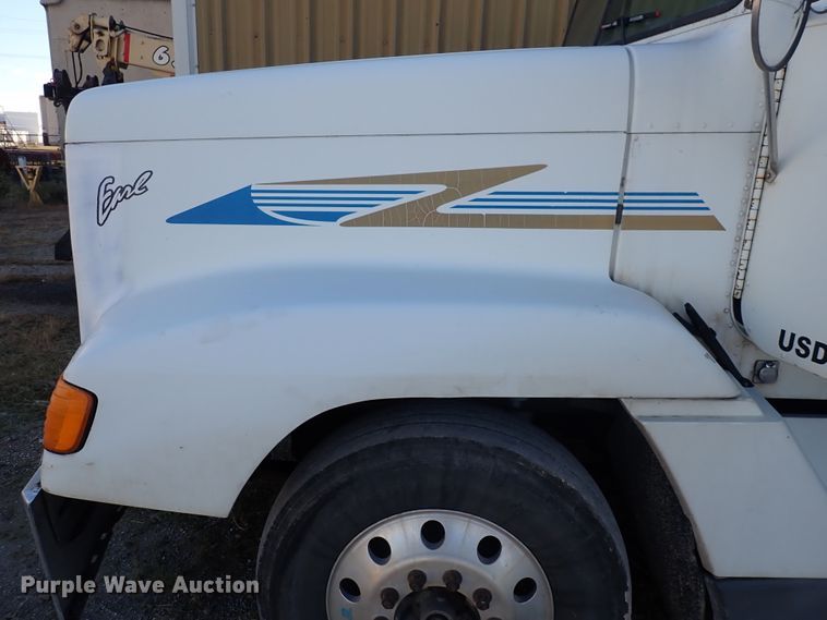 image for item DN2173 2000 Freightliner FLD120  semi truck