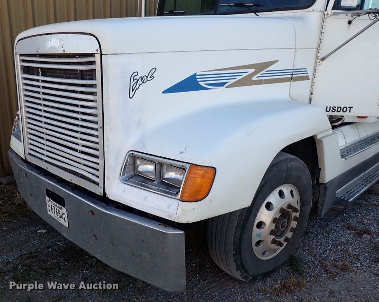 image for item DN2173 2000 Freightliner FLD120  semi truck