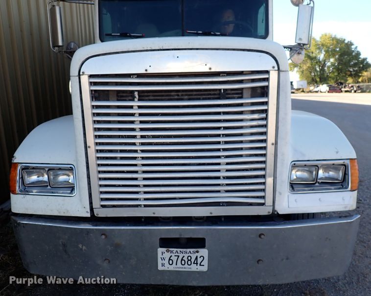 image for item DN2173 2000 Freightliner FLD120  semi truck