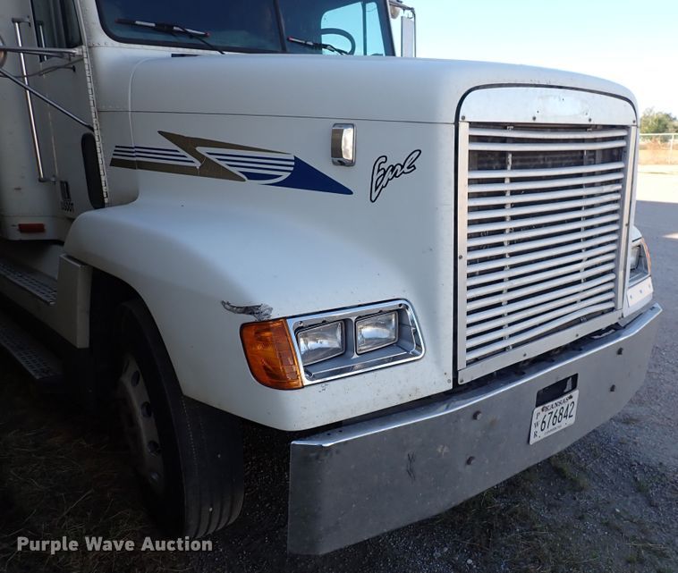 image for item DN2173 2000 Freightliner FLD120  semi truck
