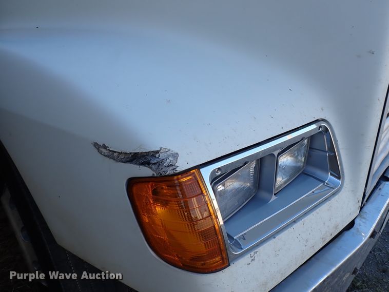 image for item DN2173 2000 Freightliner FLD120  semi truck