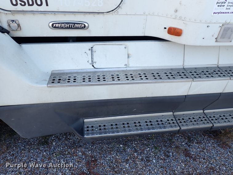 image for item DN2173 2000 Freightliner FLD120  semi truck